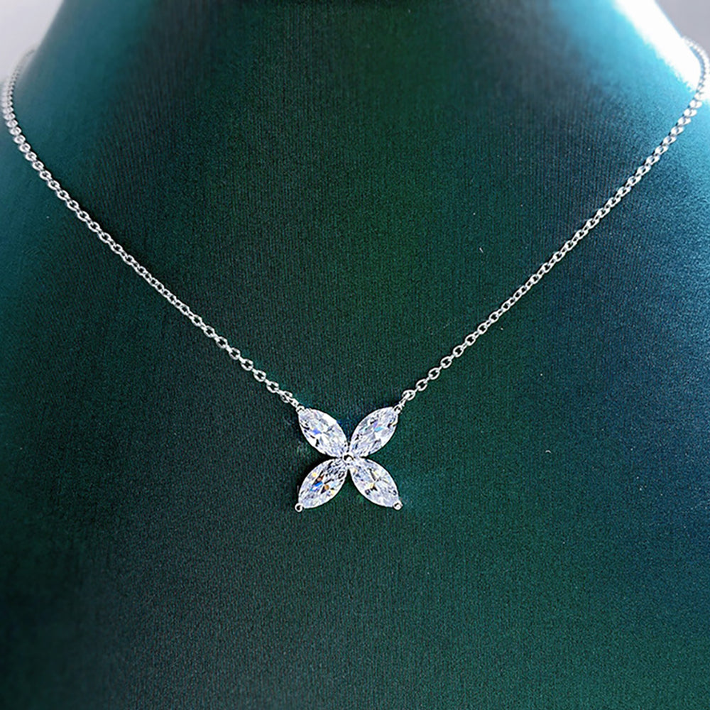 Silberne Halskette mit Moissanit-Anhänger, Blumenform, funkelnd, eleganter Schmuck.