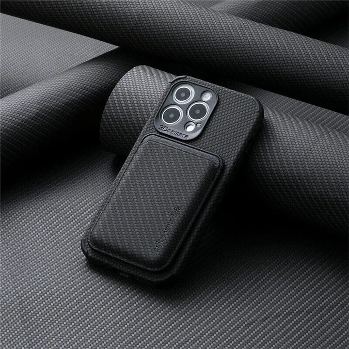 Schwarze Handyhülle aus Karbonfaser mit Kartenfach für iPhone, stilvolles Design, robust.
