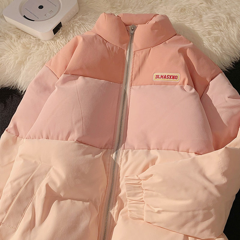 Rosa Damen-Daunenjacke mit Reißverschluss, warm, modisch, Winterbekleidung, auf Fellunterlage.