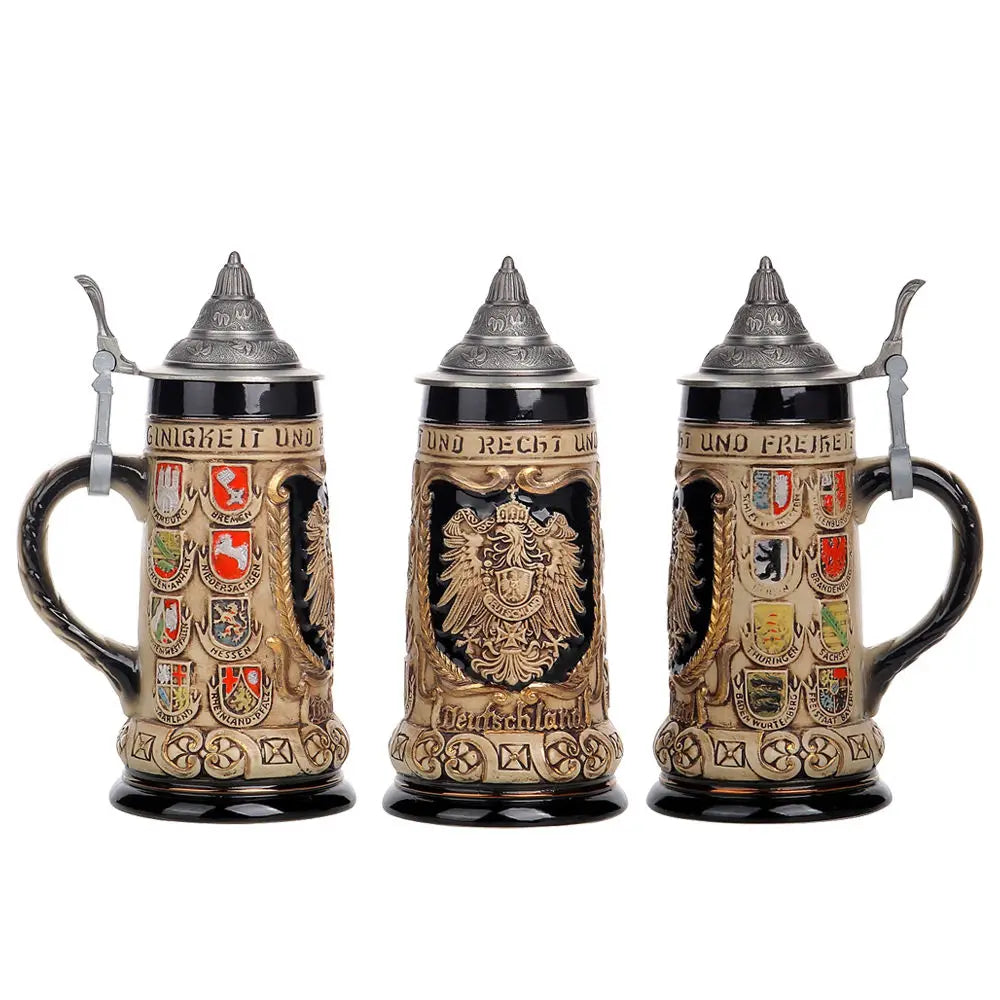 Pivní půllitr s reliéfem a cínovým víkem (0,8 l) – BavariaKrug Oktoberfest 2025
