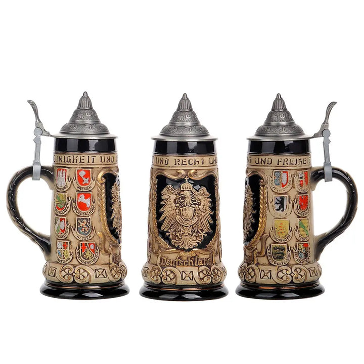 Pivní půllitr s reliéfem a cínovým víkem (0,8 l) – BavariaKrug Oktoberfest 2025