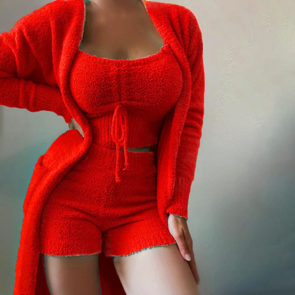 Roter Damen-Strickanzug, dreiteilig, gemütlich, modisch, Herbst-Winter-Outfit.
