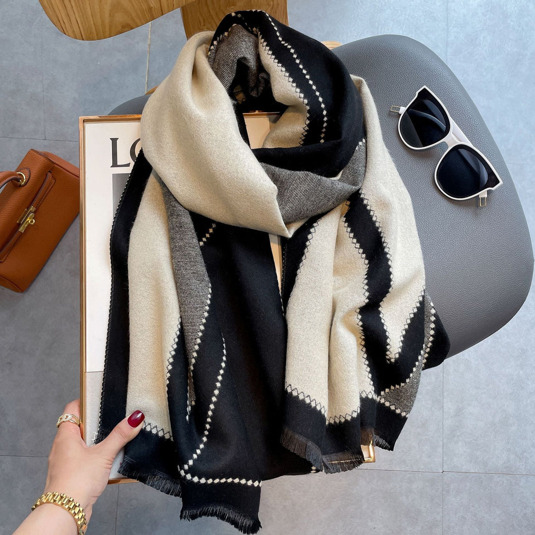 Schwarz-beige Wollschal mit Zickzackmuster, modisches Accessoire, Damenmode, Herbst-Winter.