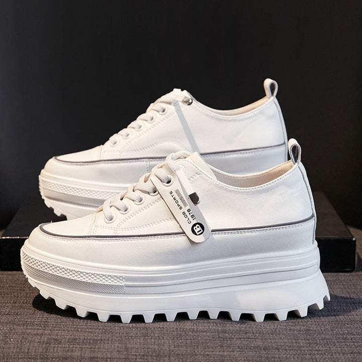Weiße Plateau-Sneaker aus Leder mit dicker Sohle, modisch und bequem für Damen.