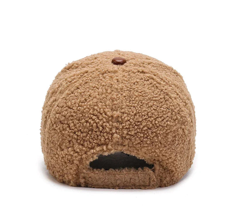 Braune Teddyfleece-Baseballkappe, Rückansicht, weiches Material, modisches Accessoire.