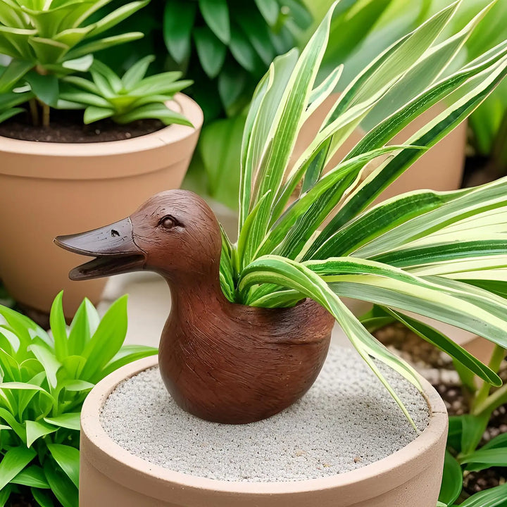 Entenförmiger Pflanztopf aus Holz mit grüner Pflanze, dekorativ für Garten oder Balkon.