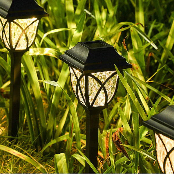 Schwarze Solar-Gartenleuchten im Gras, LED, energiesparend, dekorativ, wetterfest.