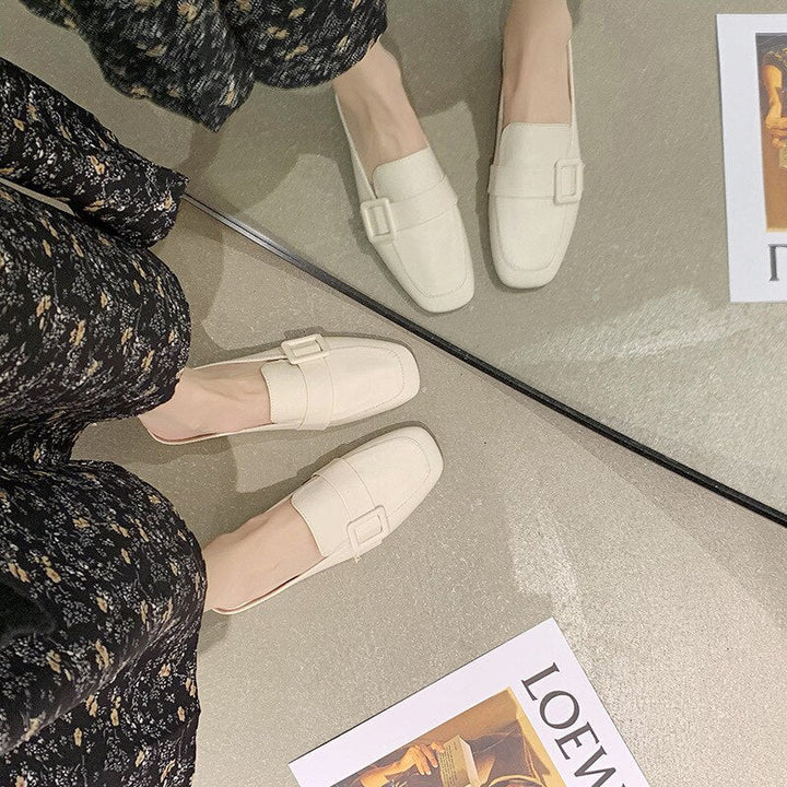 Weiße Loafer mit Schnalle, Damenmode, elegantes Design, Spiegelbild, florale Hose.