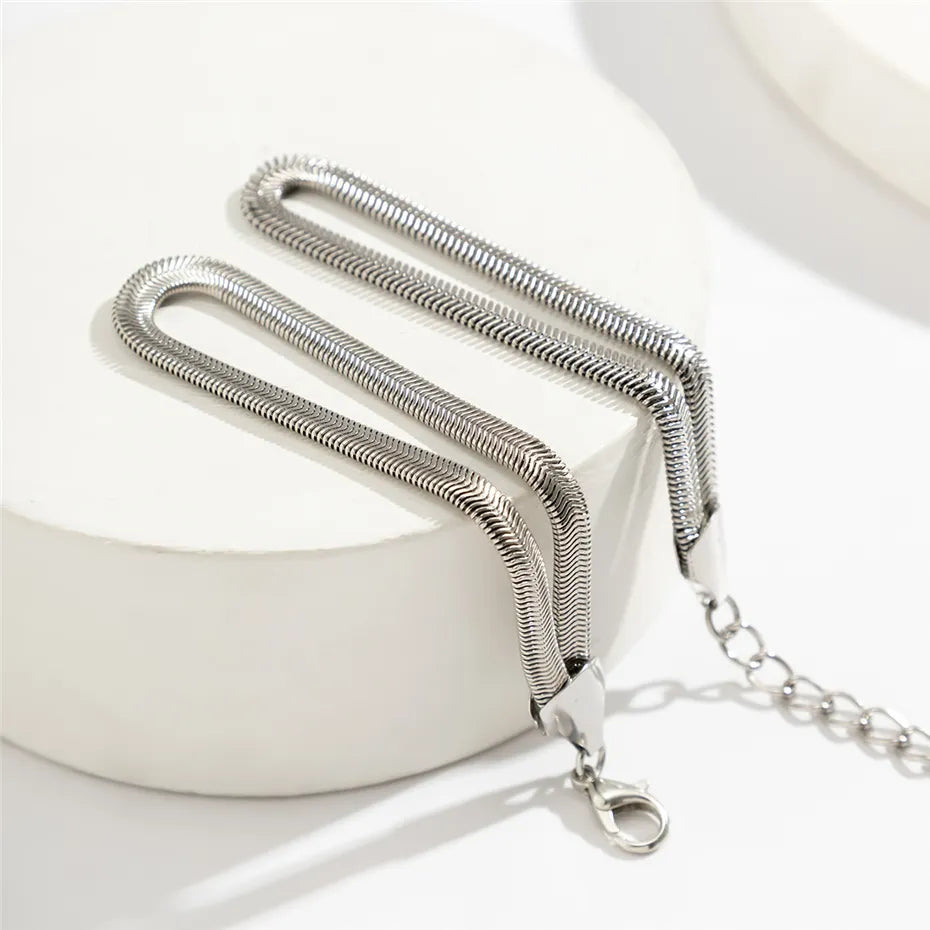 Silbernes Schlangenarmband, Edelstahl, verstellbar, elegantes Schmuckdesign für Damen.