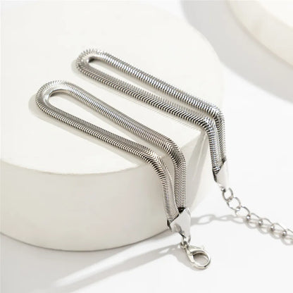 Silbernes Schlangenarmband, Edelstahl, verstellbar, elegantes Schmuckdesign für Damen.