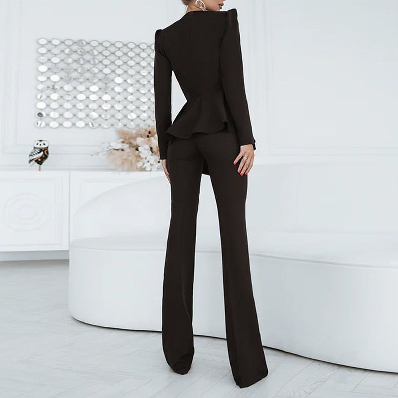 Frau in schwarzem Hosenanzug, elegantes Design, modernes Büro-Outfit, Rückansicht.