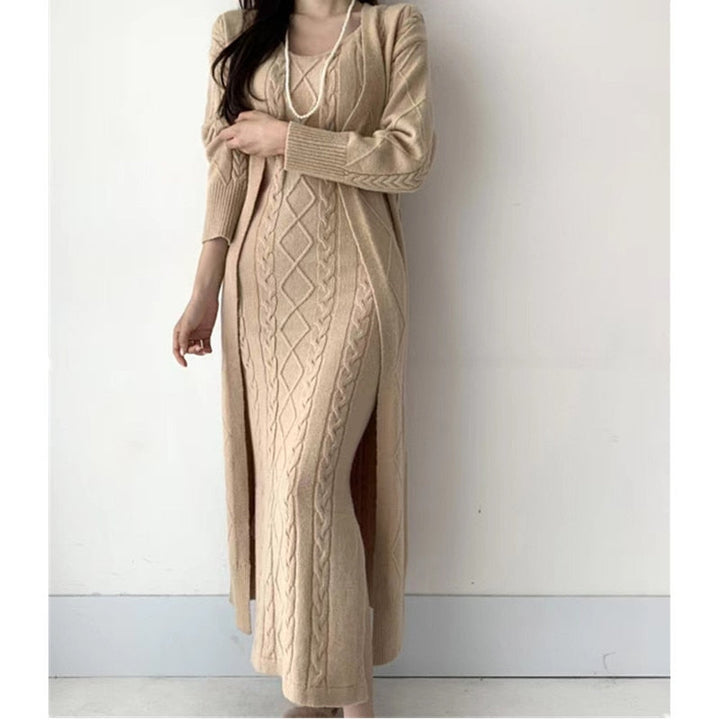 Beiges Strickkleid mit Zopfmuster, langärmelig, elegantes Design, Damenmode, Herbst/Winter.