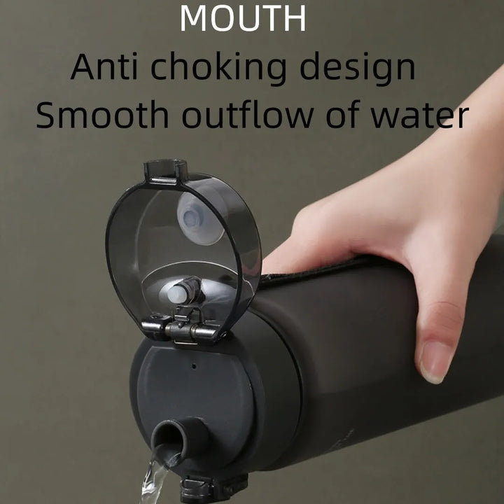 Schwarze Wasserflasche mit Anti-Erstickungs-Design, glatter Wasserauslauf, Hand hält Flasche.