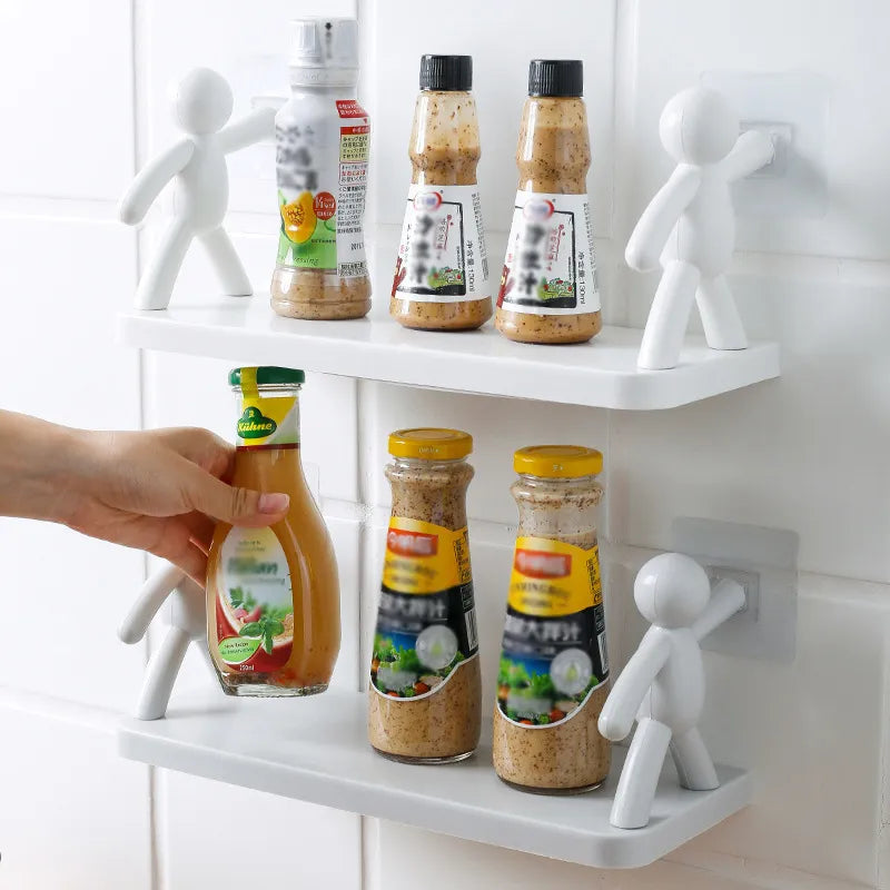 Wandregal Küche, weiß, mit Figuren, Gewürzflaschen, platzsparend, modernes Design.
