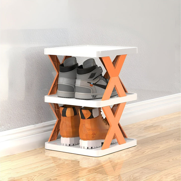 Moderner Schuhständer aus Holz, weiß-orange, mit zwei Paar Stiefeln, platzsparend, stilvoll.