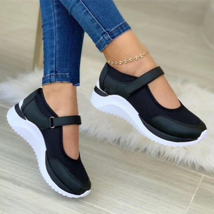 Schwarze Damen-Sneaker mit Klettverschluss, atmungsaktiv, sportlich, bequem, weißer Sohle.