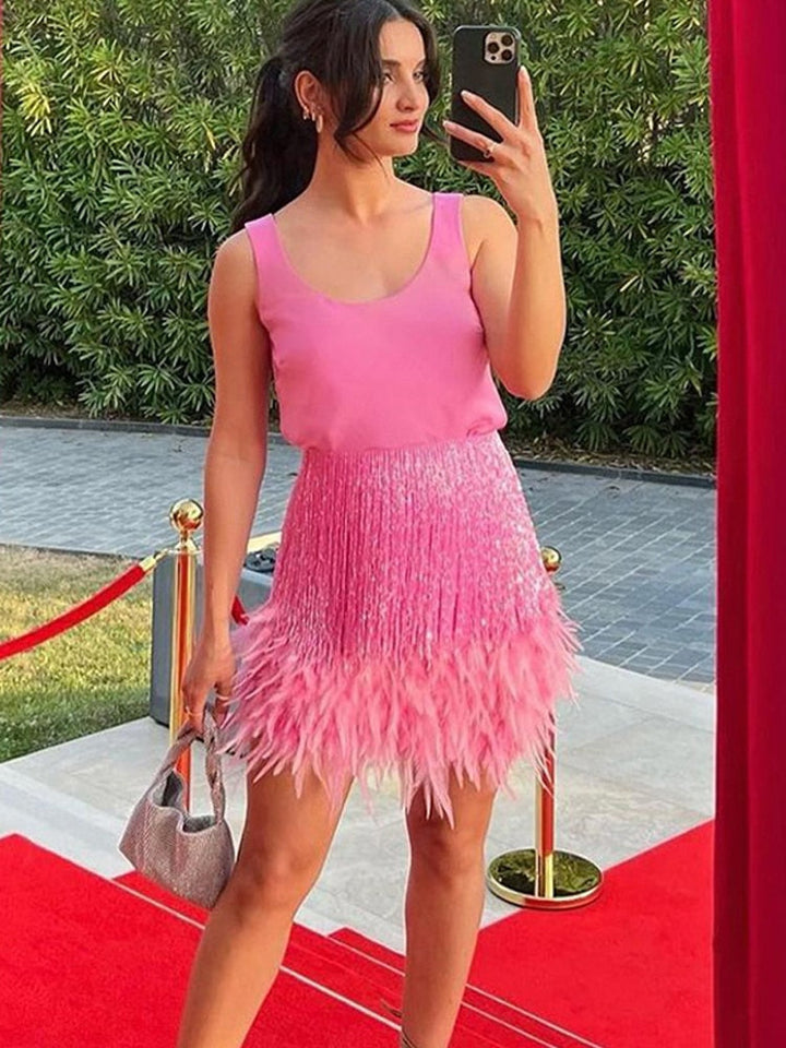Frau im rosa Paillettenkleid mit Federn, roter Teppich, Selfie, Abendmode, Sommerkleid.