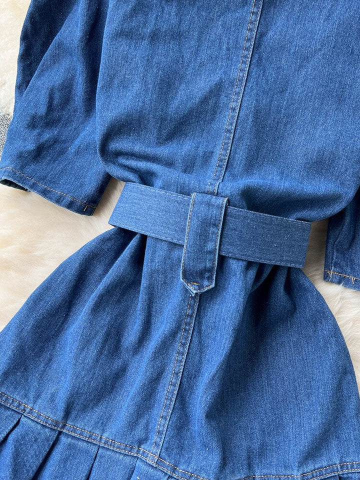 Blaues Jeanskleid mit Gürtel, Denim, Damenmode, Freizeitkleidung, mittellanger Schnitt.