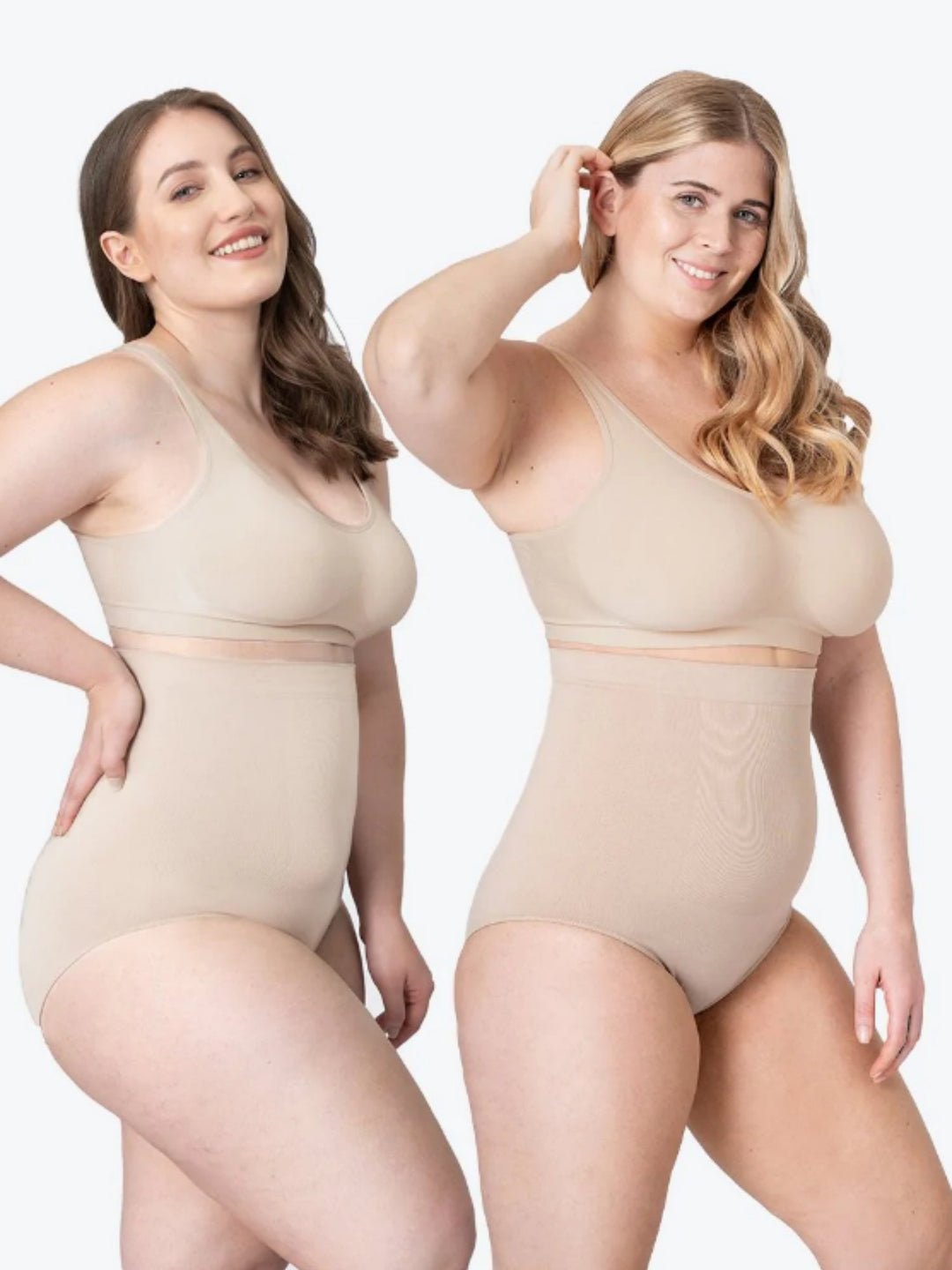 Zwei Frauen in hautfarbenen Shapewear-Slips, nahtlos, figurformend, bequem, hohe Taille.