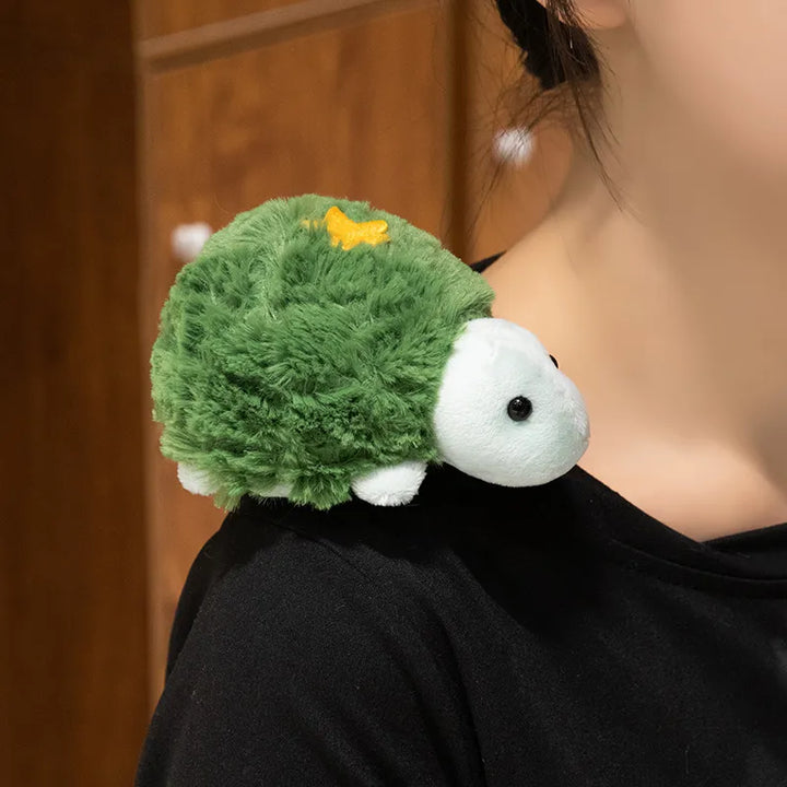 Grünes Plüschtier Schildkröte mit Magnet auf Schulter, weiches Kuscheltier, Geschenkidee.