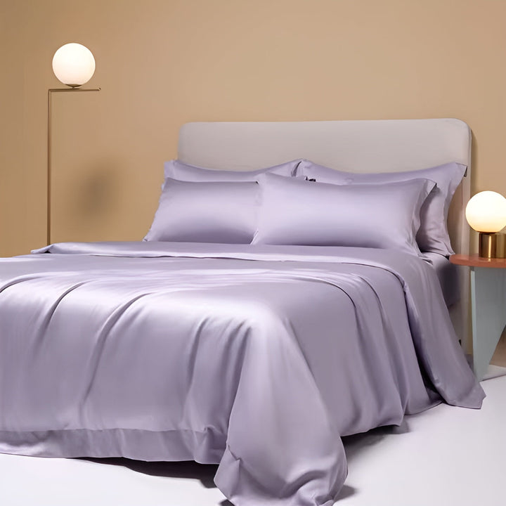 Luxuriöses lila Bambus-Bettwäsche-Set, ultra atmungsaktiv, auf modernem Bett.