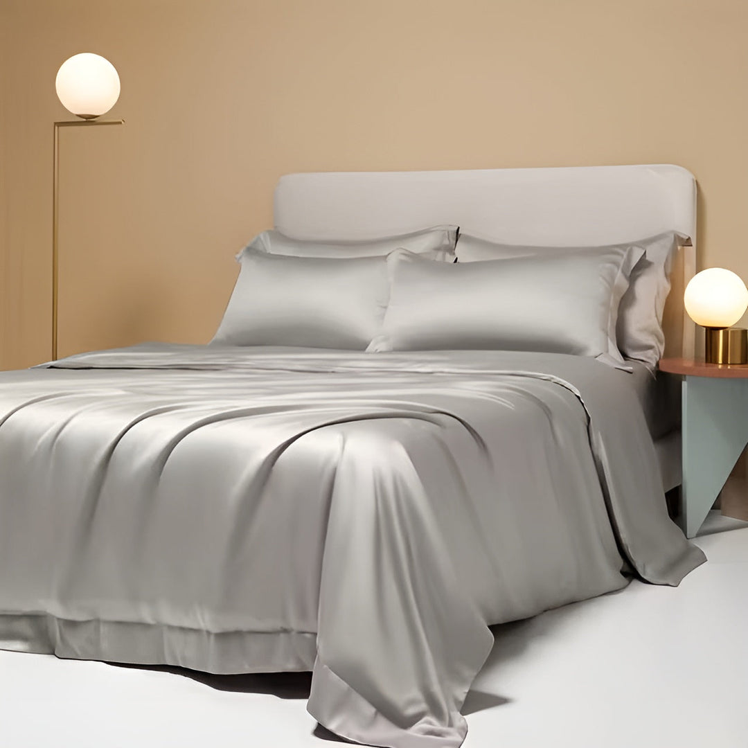 Luxuriöses silbergraues Bambus-Bettwäsche-Set, ultra atmungsaktiv, auf modernem Bett.
