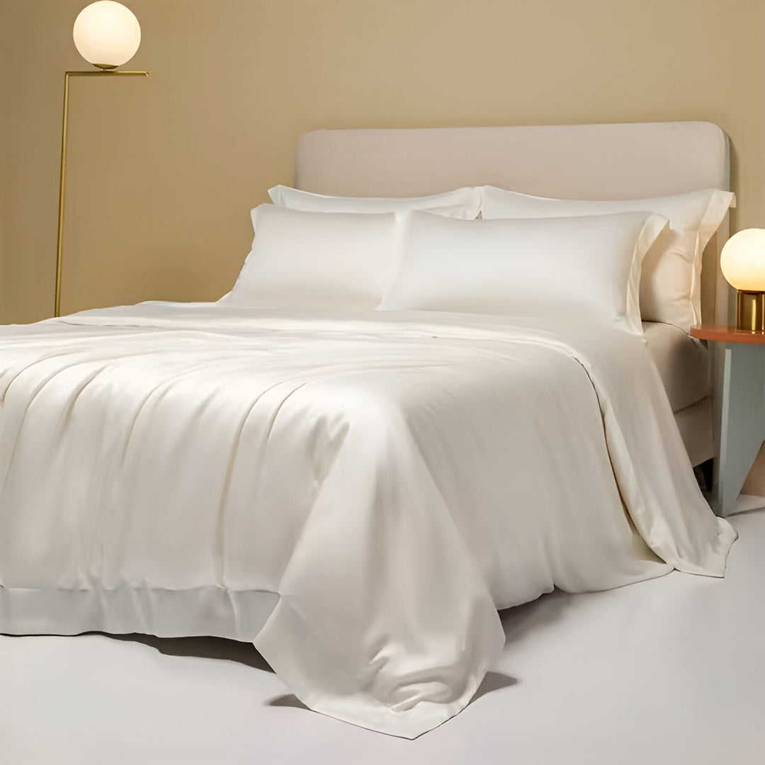 Luxuriöses weißes Bambus-Bettwäsche-Set, ultra atmungsaktiv, auf einem Bett im modernen Schlafzimmer.