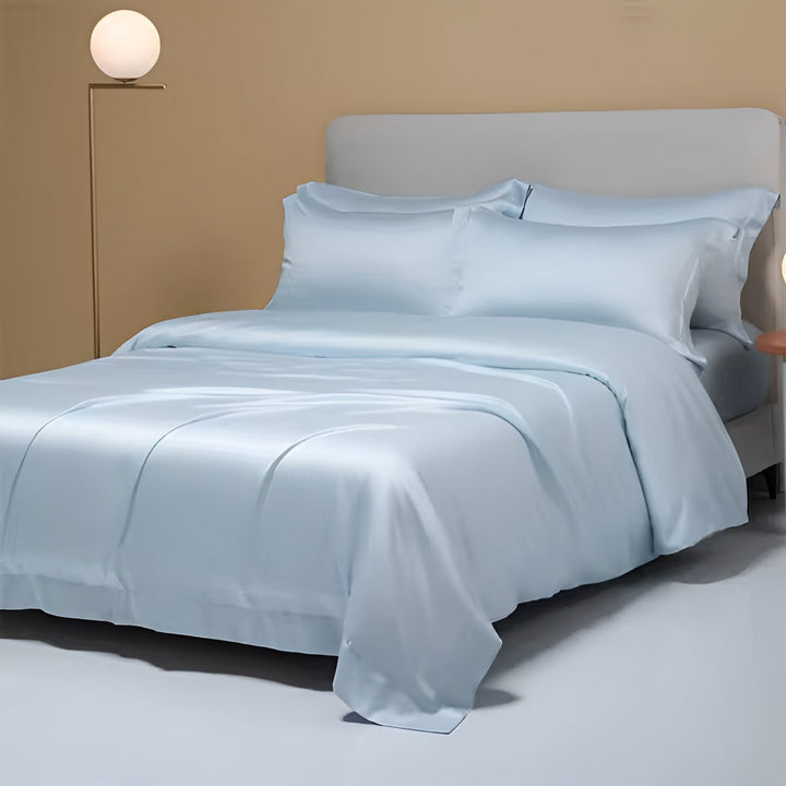Luxuriöses hellblaues Bambus-Bettwäsche-Set, ultra atmungsaktiv, auf modernem Bett.