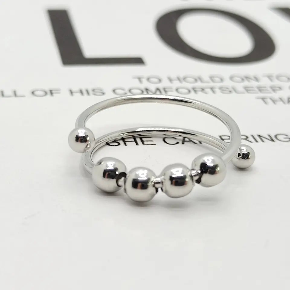 Silberner Ring mit Kugeln, minimalistisches Design, Modeschmuck, Damenaccessoire, elegant.