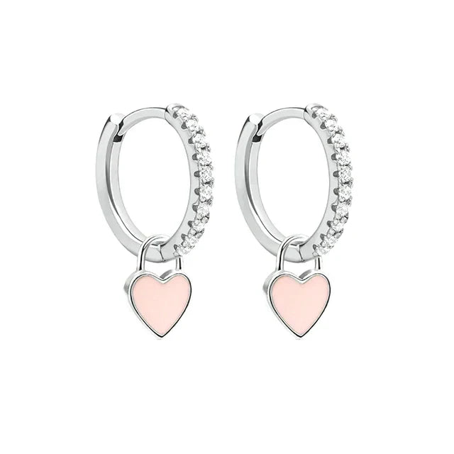 Silberne Creolen mit rosa Herzanhänger und Zirkonia, eleganter Schmuck für Damen.