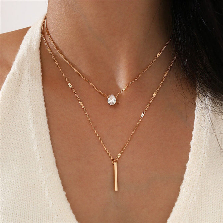 Goldene Halskette mit Kristallanhänger, geometrisches Design, Damenmode, Vintage-Stil.