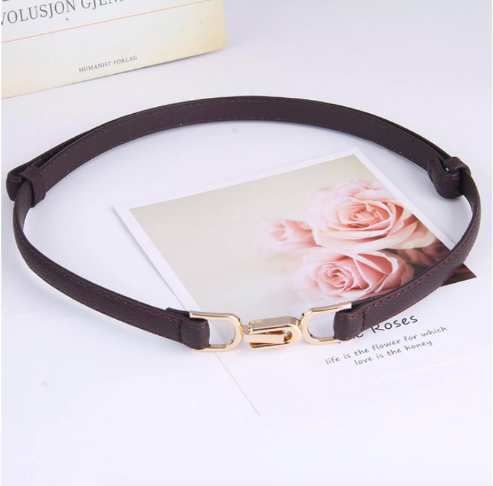 Brauner, verstellbarer Damenkleidgürtel aus Leder mit goldener Schnalle, elegant und stilvoll.