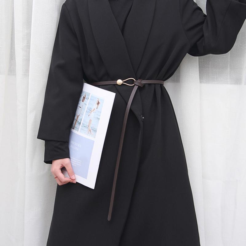 Schmaler verstellbarer Gürtel, schwarz, elegantes Design, Damenmode, Accessoire.