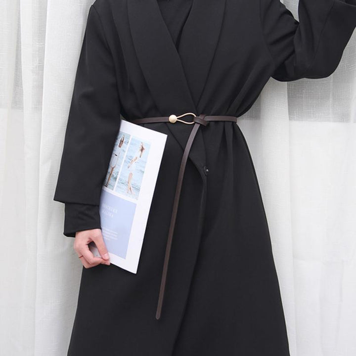 Schmaler verstellbarer Gürtel, schwarz, elegantes Design, Damenmode, Accessoire.