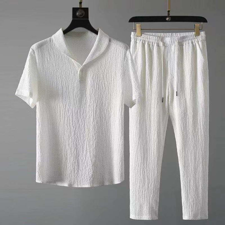 Weißes Herren-Sommer-Set, klassisches Hemd und lässige Hose, leichte Baumwolle, modisch.