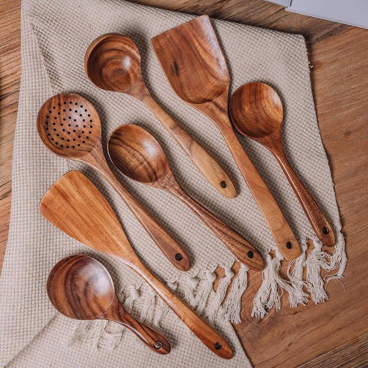 Holzlöffel-Set auf Leinentuch, Küchenutensilien aus Holz, umweltfreundlich, langlebig.