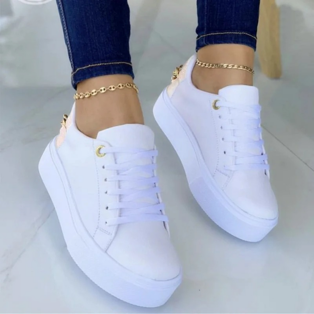 Weiße Damen-Sneaker aus Leder mit goldener Kette, sportlicher Stil, Schnürung.