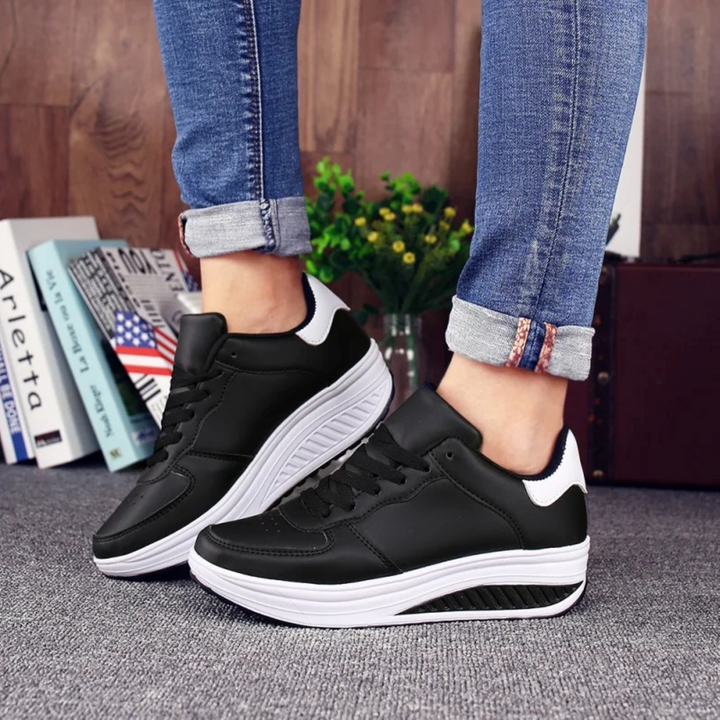 Schwarze Damen-Sneaker, orthopädisch, bequem, Leder, sportlich, auf Teppichboden.