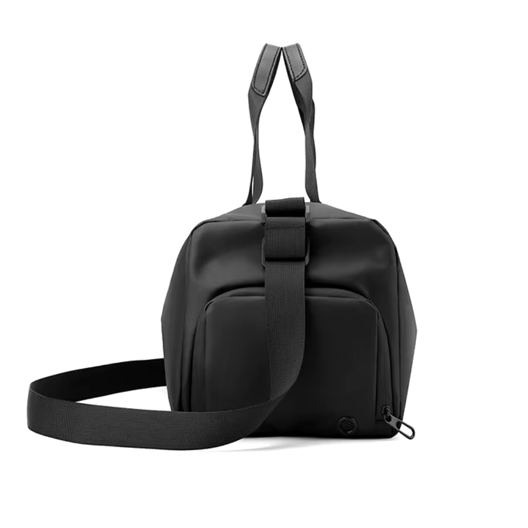 Schwarze wasserdichte Sporttasche mit Schuhfach, seitliche Ansicht, robustes Material.