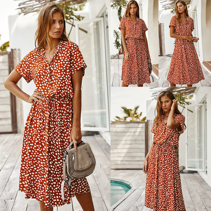 Frau in rotem Sommerkleid mit weißen Punkten, modisch, lässig, ideal für warme Tage.