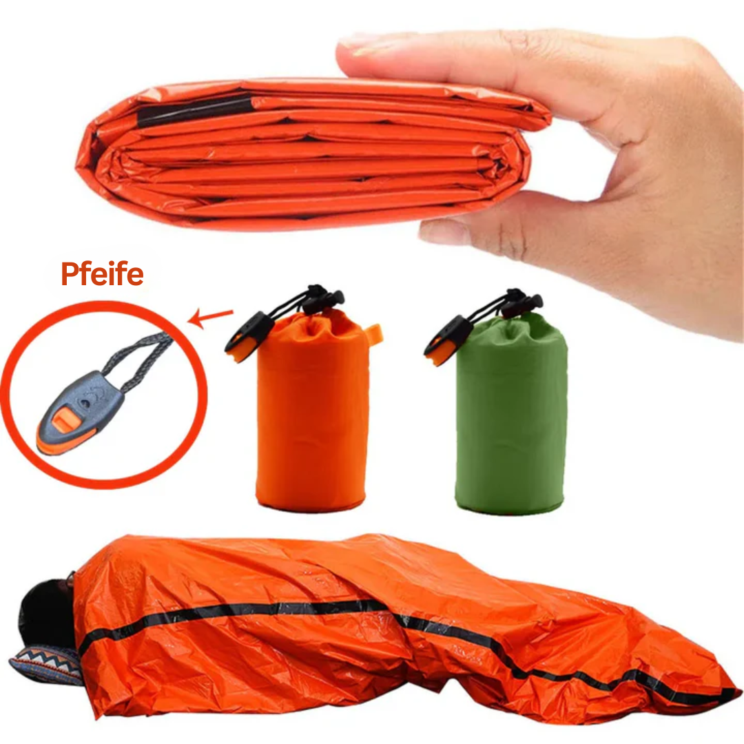 Orange Notfall-Biwaksack mit Pfeife, kompakt gefaltet, ideal für Outdoor-Abenteuer.