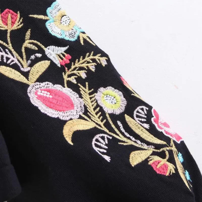 Schwarzer Pullover mit floraler Stickerei, Vintage-Stil, langarm, Rollkragen, Damenmode.