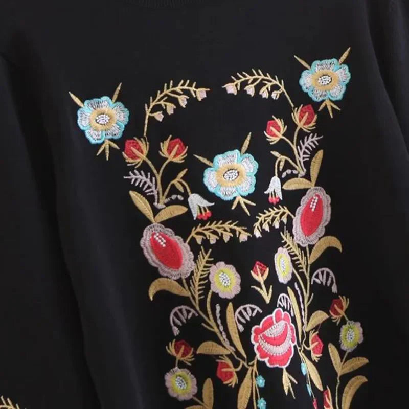 Schwarzer Pullover mit bunter Blumenstickerei, Vintage-Stil, Damenmode, Boho-Chic.