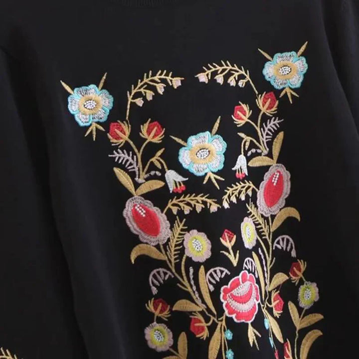 Schwarzer Pullover mit bunter Blumenstickerei, Vintage-Stil, Damenmode, Boho-Chic.
