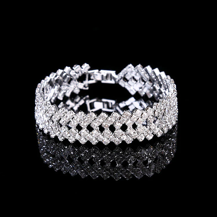 Silbernes Armband mit Kristallen, elegantes Schmuckstück, glänzend, auf schwarzem Hintergrund.