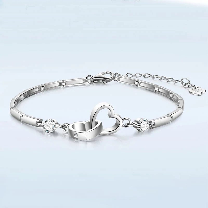 Silberarmband mit Herzanhänger und Kristallen, elegantes Schmuckstück für Damen.