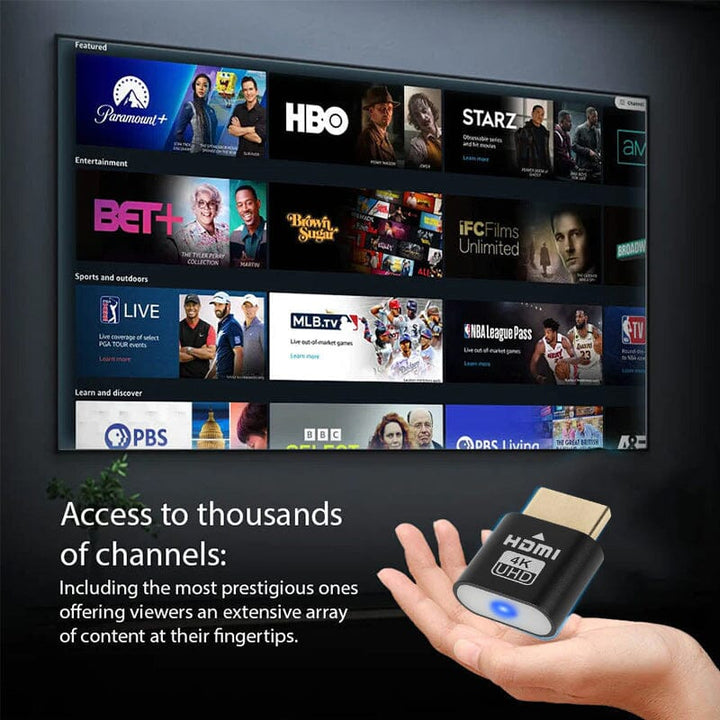 Ruka drží černý HDMI adaptér s modrou diodou pod televizí zobrazující nabídku streamovacích kanálů a pořadů. 5