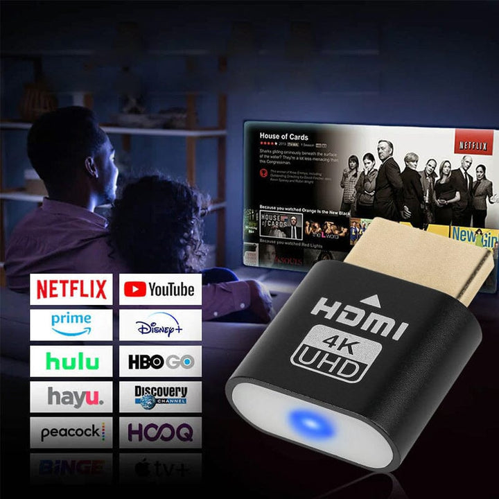Černý HDMI adaptér v popředí, za ním pár sledující seriál na televizi a loga streamovacích služeb. 8