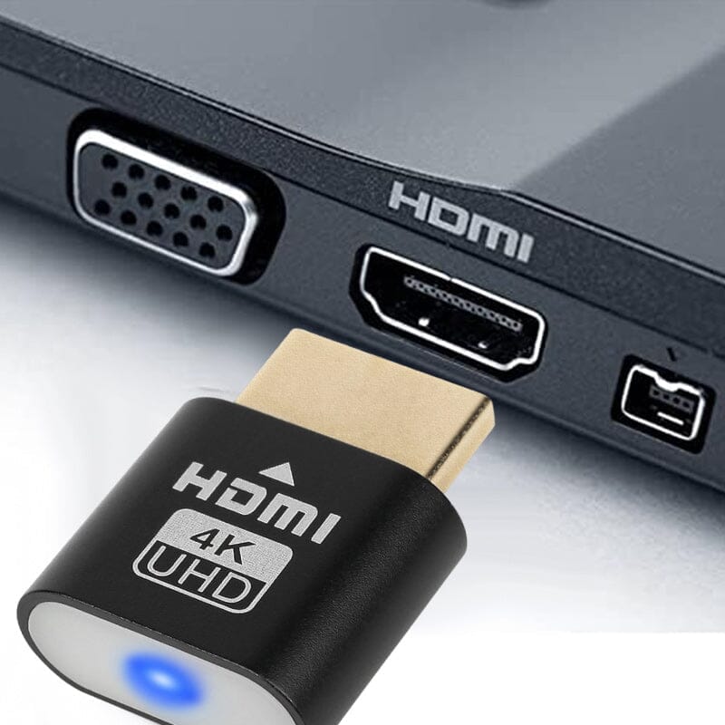 Černý HDMI adaptér těsně před zasunutím do HDMI portu na boku notebooku vedle VGA konektoru. 3