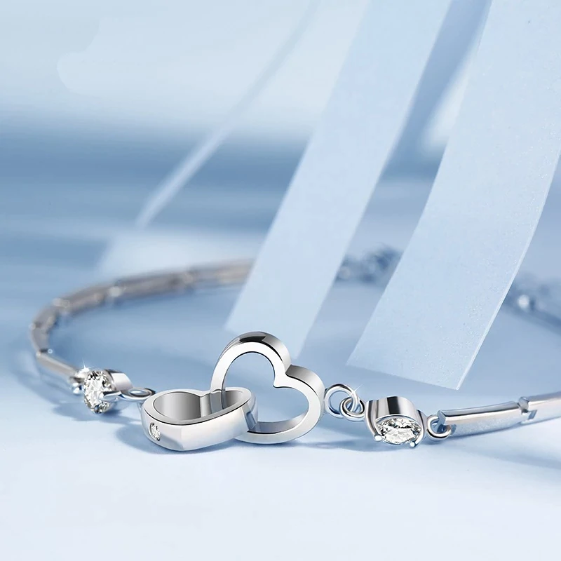 Silberarmband mit Herzanhänger und Diamanten, eleganter Schmuck, Geschenk für Frauen.